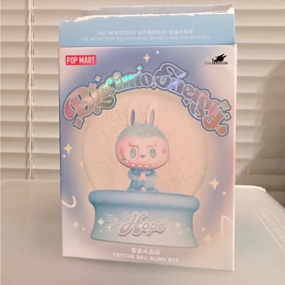 Labubu - big into energy snow globe - Happiness - Picture 3 of 11